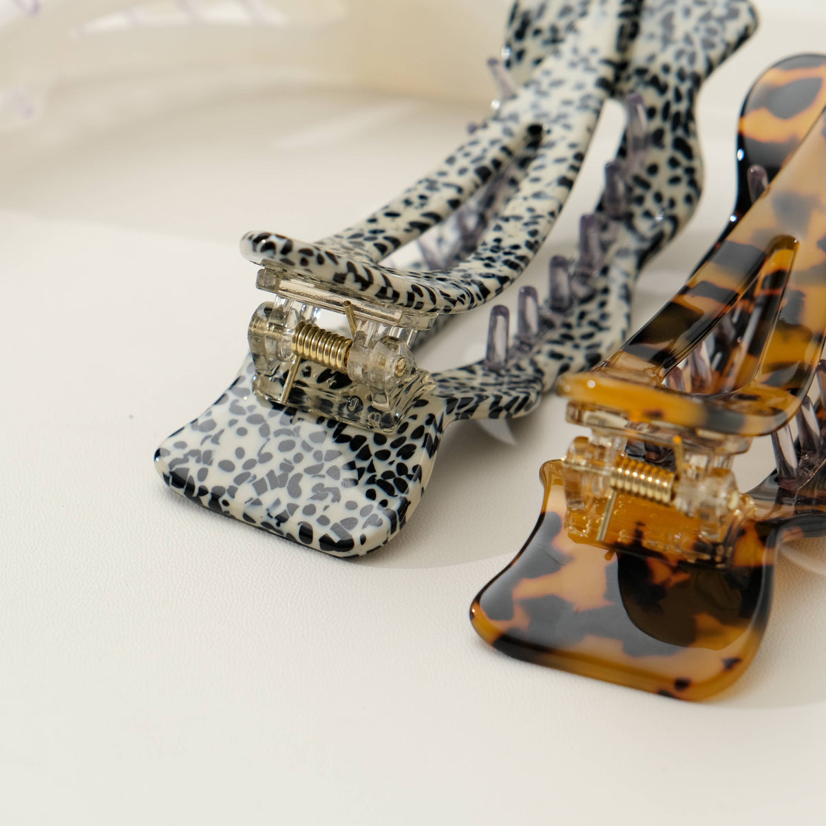 Jane Core Scalloped Flat Lay Claw Clip